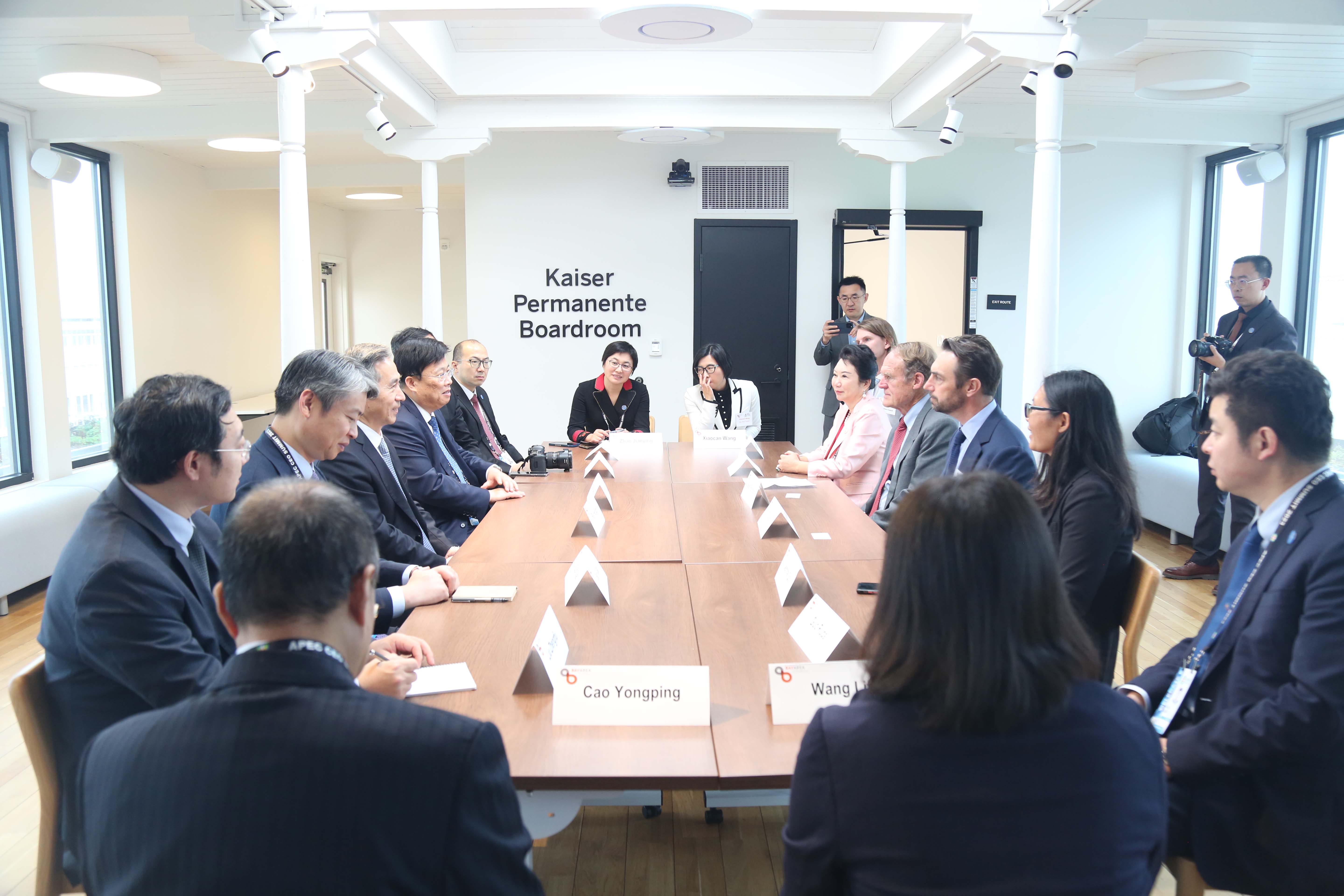 美寶集團(tuán)董事局李俐與中國貿(mào)促會(huì)會(huì)長任鴻斌交流